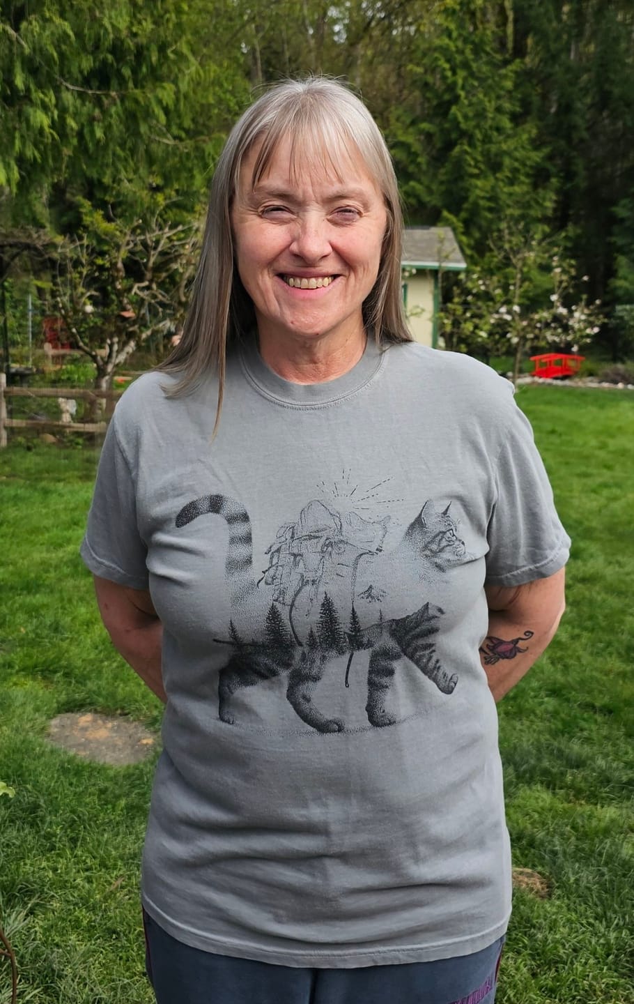 Marinda wearing her Grey Roaming Kitty Comfort Colors tee in size M